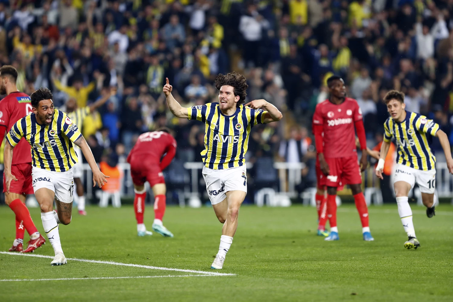 Ziraat Türkiye Kupası’nda ilk finalist Fenerbahçe