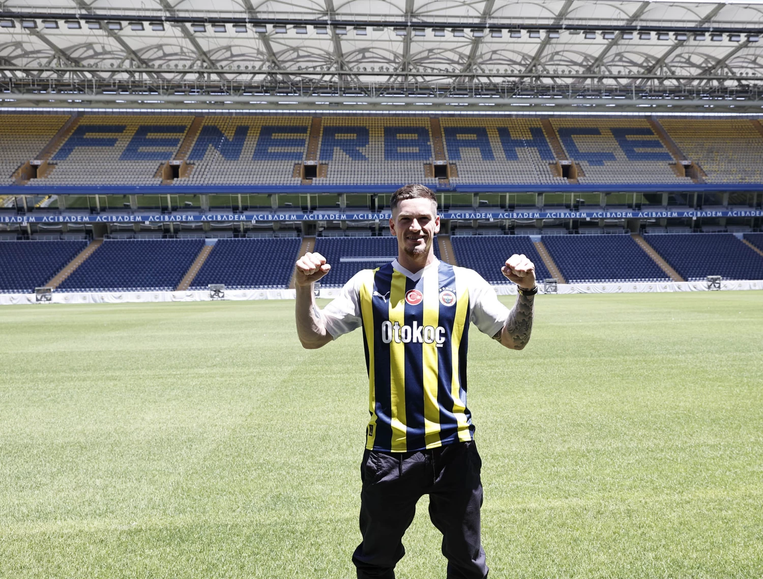 Fenerbahçe, Ryan Kent'e 4 yıllık imzayı attırdı