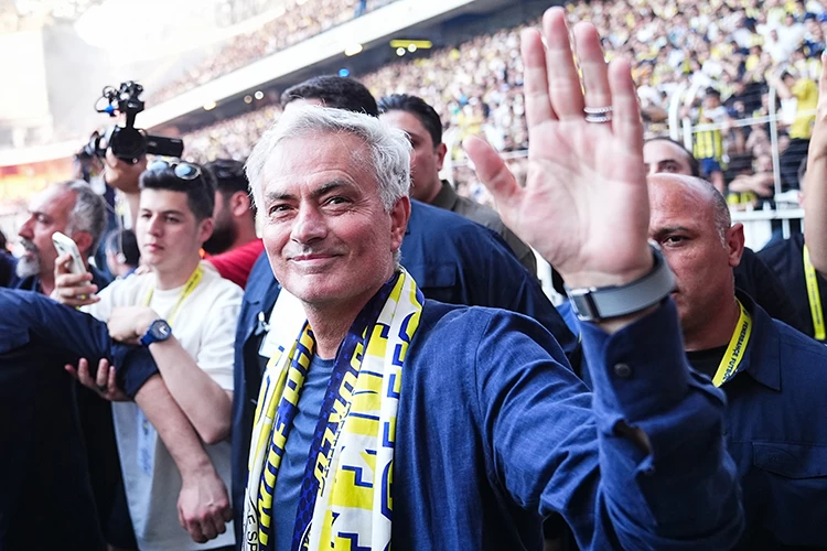 Jose Mourinho resmen Fenerbahçe'de