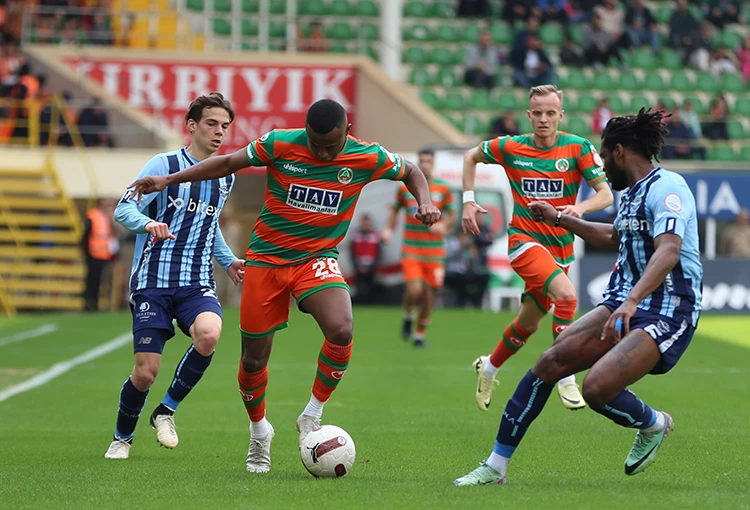 Corendon Alanyaspor-Yukatel Adana Demirspor maçı 3-3 eşitlikle tamamlandı