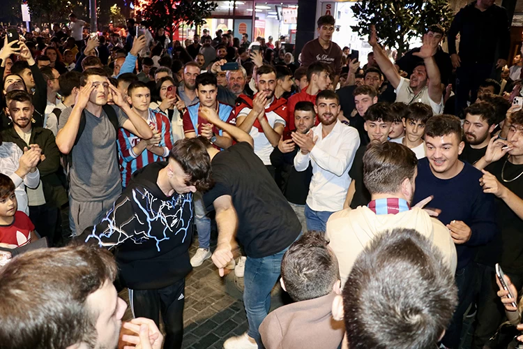 Trabzonsporlu taraftarlar Fenerbahçe galibiyetini kutladı