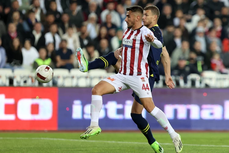 Fenerbahçe, şampiyonluk yarışında Sivasspor'a takıldı
