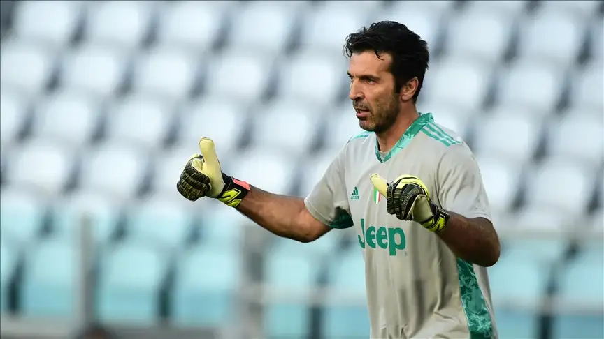 İtalyan kaleci Buffon, Merih Demiral'ın depremzedeler için yardım kampanyasına imzalı eldivenleriyle katıldı