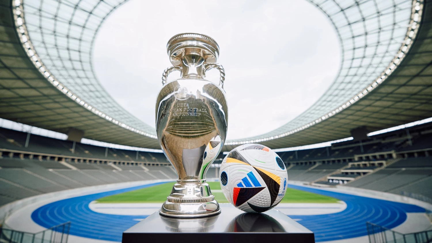 UEFA, EURO 2024'ün resmi maç topunu tanıttı