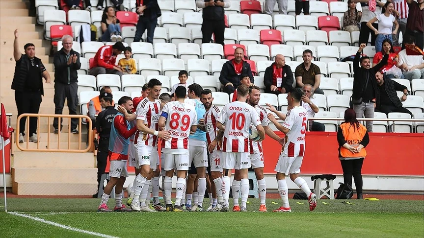 Süper Lig'de kalmayı garantileyen Antalyaspor, yeni sezon için kolları sıvadı