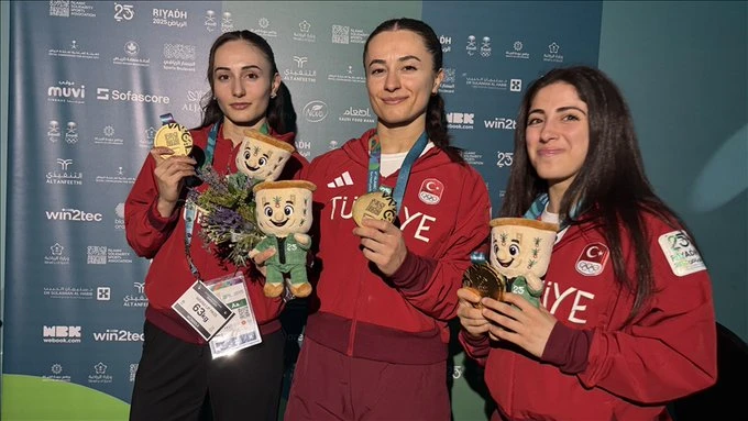 Kadın milli halterciler, Riyad'da kazandıkları 9 altın madalyayı Atatürk'e "armağan" etti
