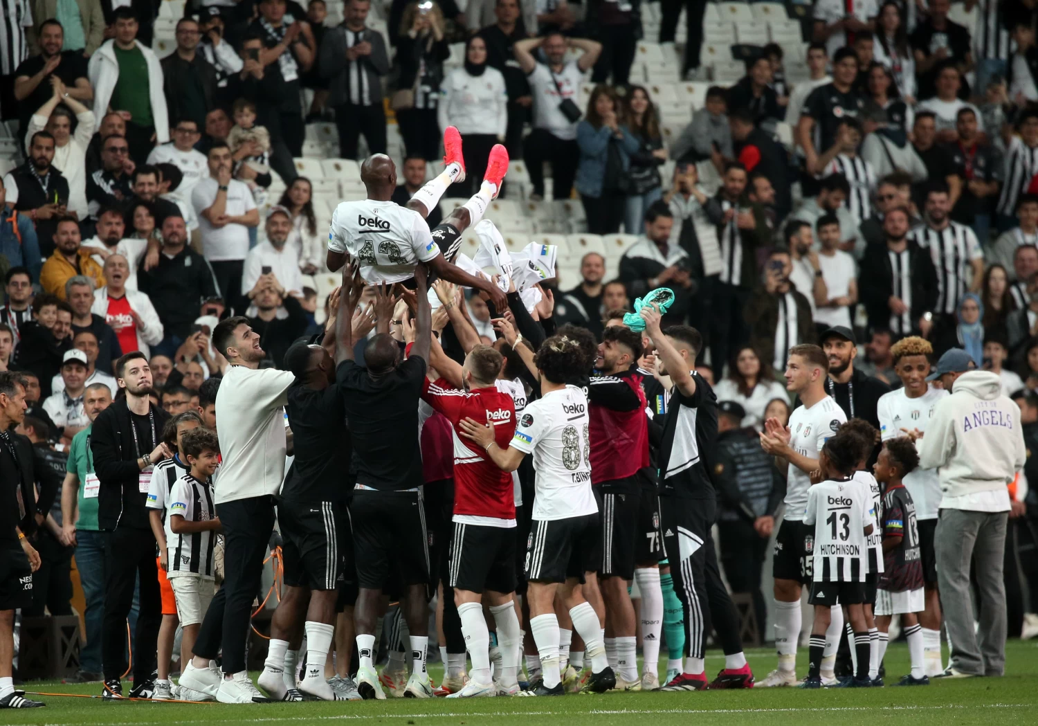 Atiba Hutchinson: Sizleri seviyorum ve takip etmeye devam edeceğim