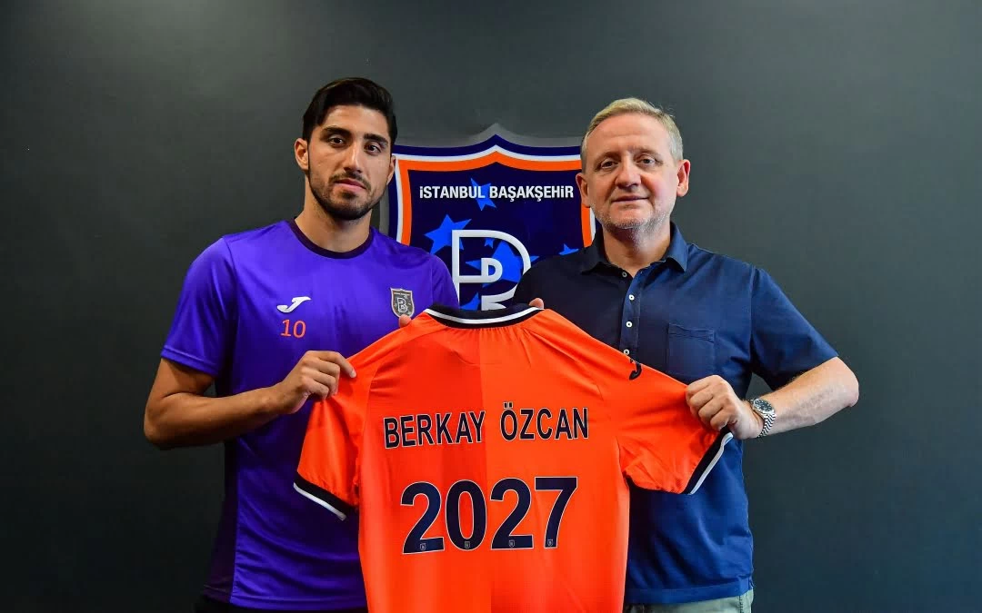 Başakşehir FK, Berkay Özcan'ın sözleşmesini uzattı
