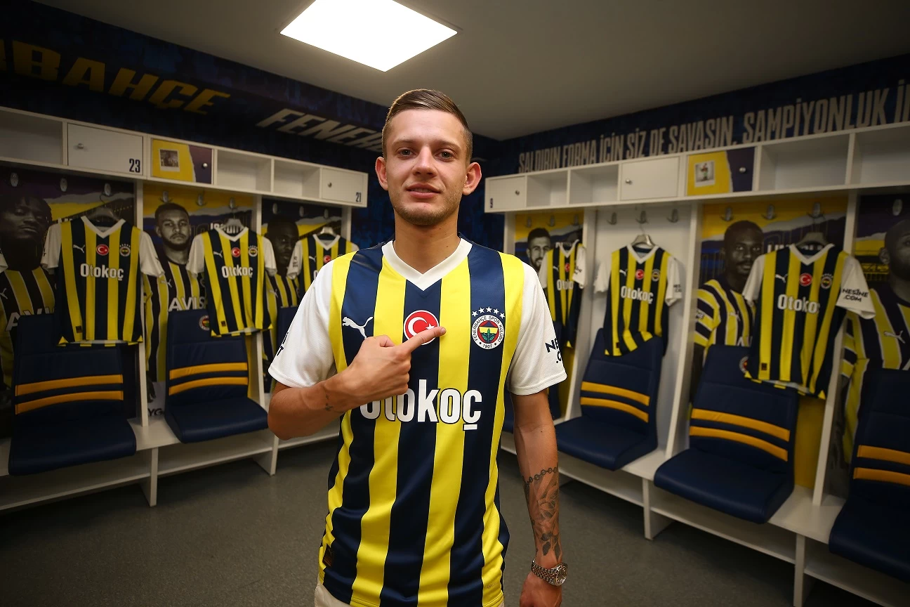 Fenerbahçe, Sebastian Szymanski ile 4 yıllık sözleşme imzaladı
