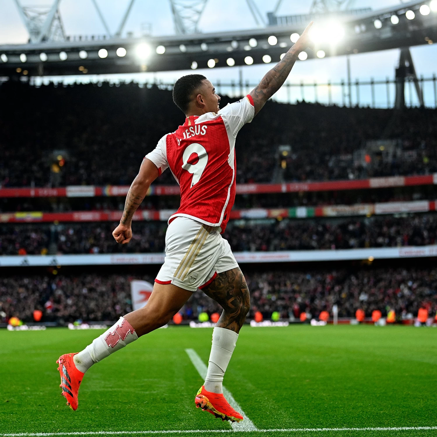 Premier Lig'de Arsenal yeniden zirvede