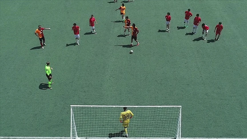 Galatasaraylı eski futbolcular, Cizre'de gençlerle dostluk maçı yaptı
