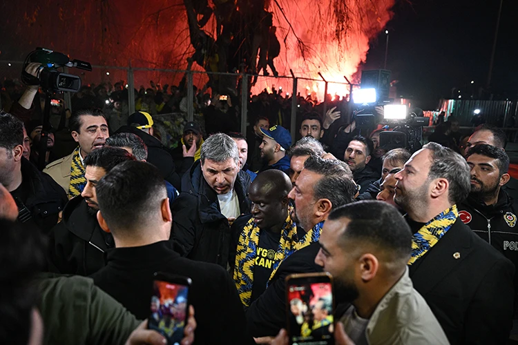 Fenerbahçe, Fransız futbolcu N'Golo Kante'yle sözleşme imzaladı