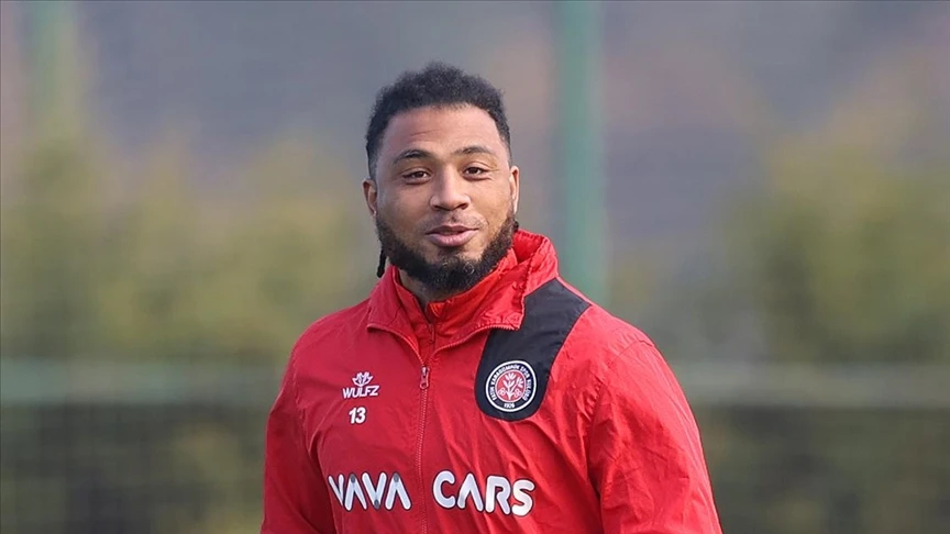 Crawley Town'da teknik direktörlüğe Colin Kazım-Richards getirildi