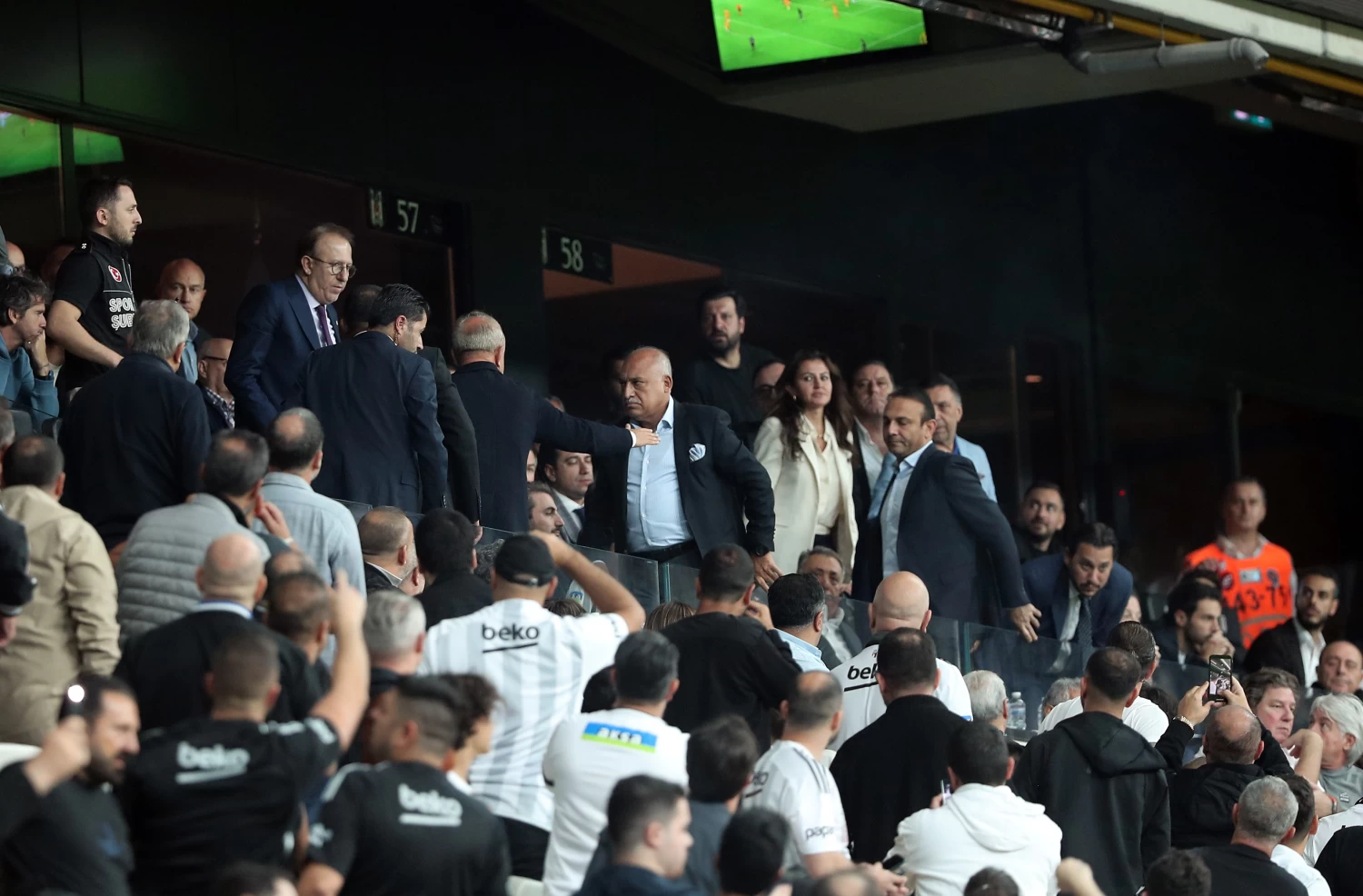 Mehmet Büyükekşi devre arasında stadyumu terk etti