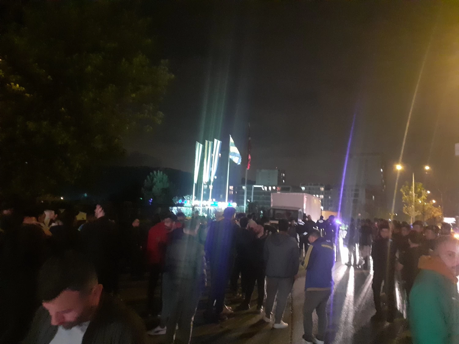 Samandıra'da toplanan Fenerbahçe taraftarından yumurtalı ve soğanlı protesto