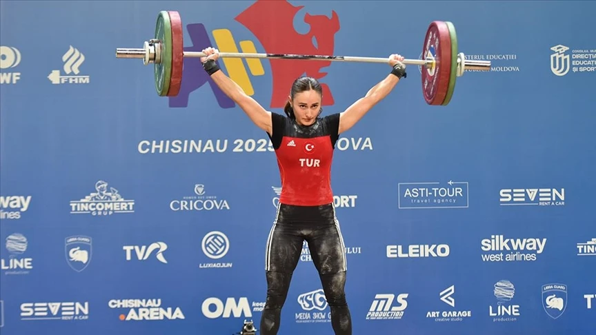 Milli halterci Cansel Özkan, Avrupa Şampiyonası'nda bronz madalya aldı