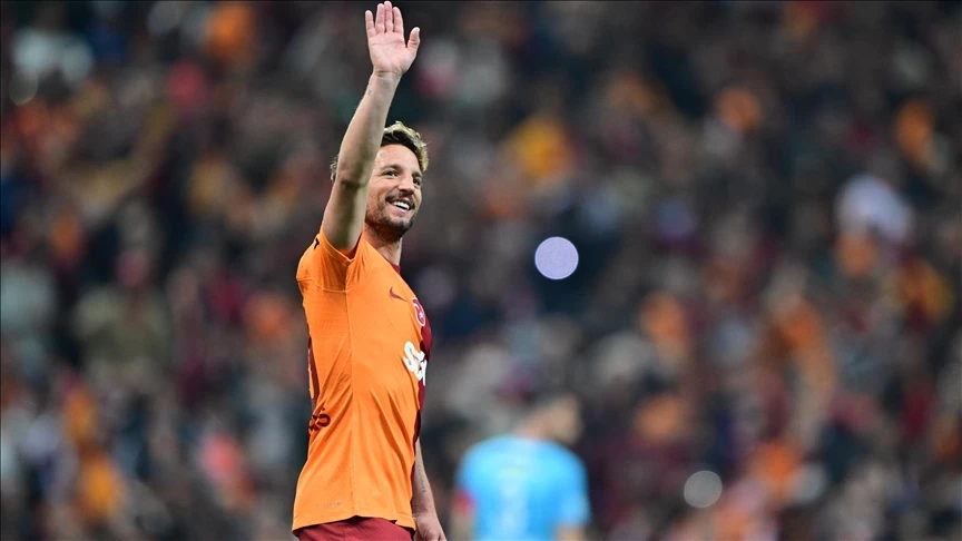 Galatasaray, Belçikalı futbolcu Mertens'in sözleşmesini 2024-2025 sezonu sonuna kadar uzattı