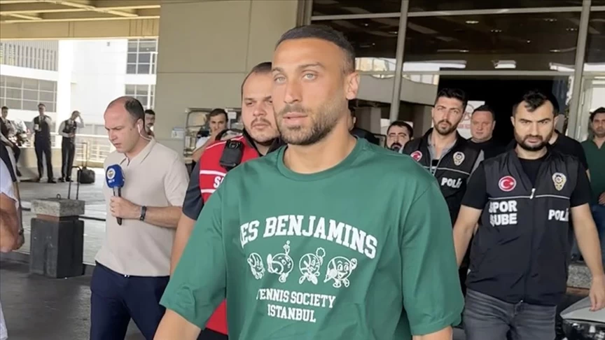 Fenerbahçe'nin prensip anlaşmasına vardığı Cenk Tosun, İstanbul'a geldi