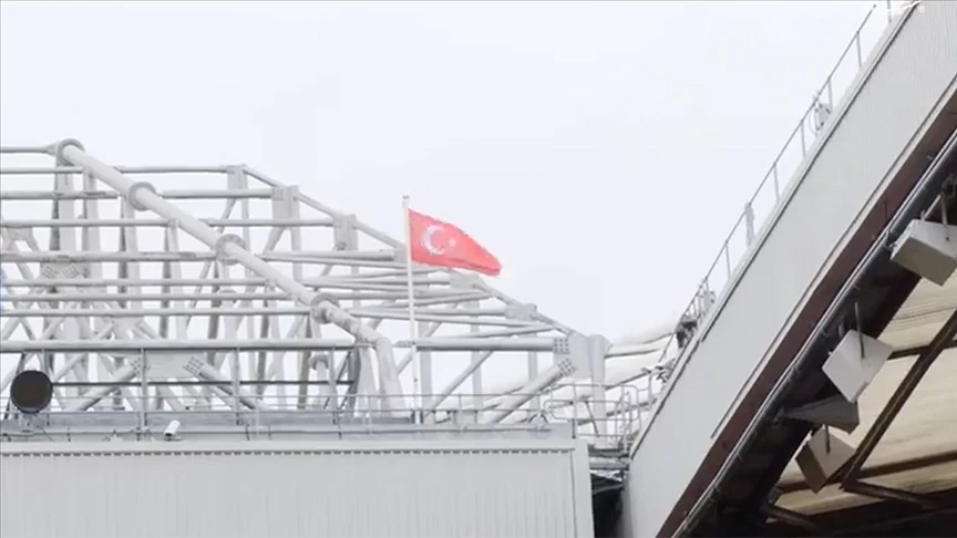 Manchester United, Altay Bayındır onuruna stadında Türk bayrağı dalgalandırdı